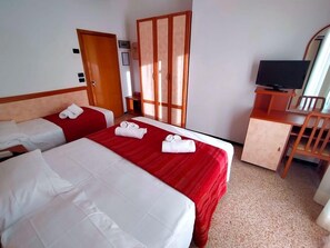 Basic-Dreibettzimmer | Schreibtisch, kostenloses WLAN, Bettwäsche