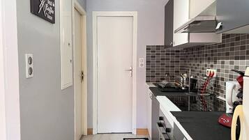 Fridge, microwave, oven, coffee/tea maker