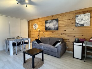 Fernseher, Tischfußball, Tischtennisplatte