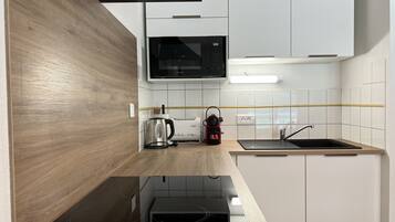 Wasserkocher mit Kaffee-/Teezubehör, Kühlschrank, Mikrowelle, Ofen