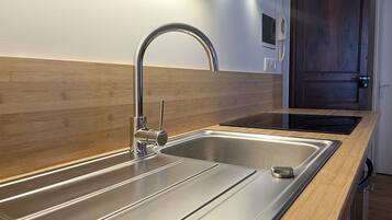 Frigorífico, horno, lavavajillas y cafetera o tetera