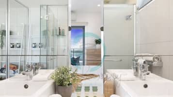 Condo Premier | Phòng tắm | Buồng tắm vòi sen, máy sấy tóc, khăn tắm, xà phòng