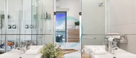 Condo Premier | Baño | Regadera, secadora de cabello, toallas, jabón
