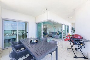 Premier Condo | Balcony - ZEN SEA BREEZE - 3BR Premier Family Apt (Darwin)