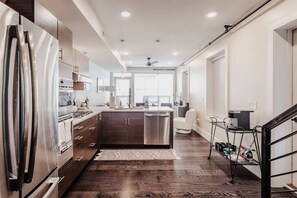 Frigorifero, microonde, forno, piano cottura