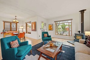 Tv, eldstad och kontor