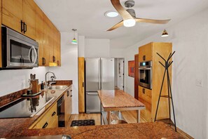 Kylskåp, mikrovågsugn, ugn och spishäll