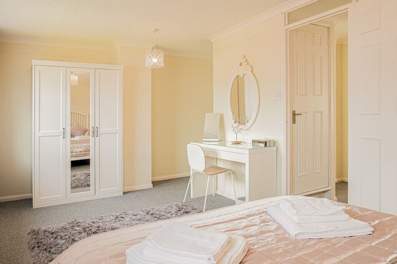 2 bedrooms, desk, iron/ironing board, WiFi