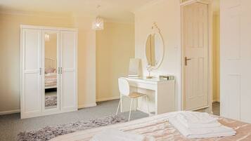 2 bedrooms, desk, iron/ironing board, WiFi