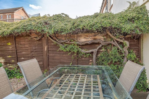 Central 2 Bed House with Garden and Free Parking