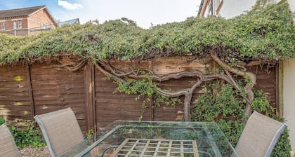 Central 2 Bed House with Garden and Free Parking