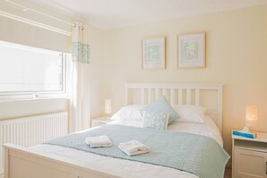 2 bedrooms, desk, iron/ironing board, WiFi