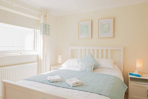 Central 2 Bed House with Garden and Free Parking