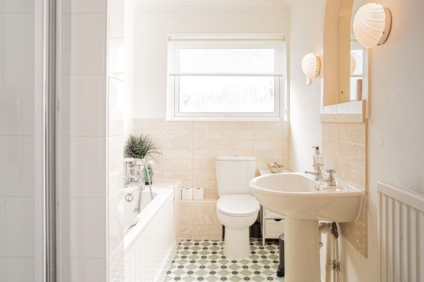 Une salle de bain avec une baignoire, des toilettes et un lavabo.