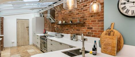 冷蔵庫、オーブン、コンロ、食器洗い機