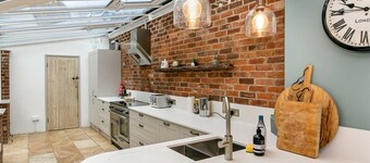 Lodge Farm - Stunning 3 Bed with Large Garden