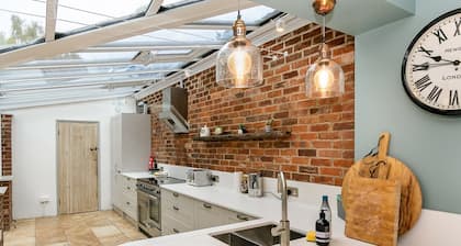 Lodge Farm - Stunning 3 Bed with Large Garden