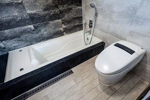 Dusche, Haartrockner, Bidet, Handtücher