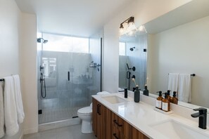 Secador de pelo y toallas