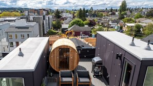 Un bâtiment moderne doté d’un sauna, d’un espace extérieur aménagé et offrant une vue sur la ville.
