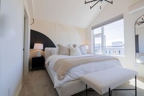 Bureau, fer et planche à repasser, lit de bébé portatif