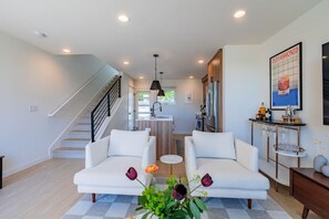 TV, stereo - Brand New 3BR Retreat | Sauna | Private Rooftop (Seattle)