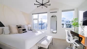 3 habitaciones, escritorio y tabla de planchar con plancha