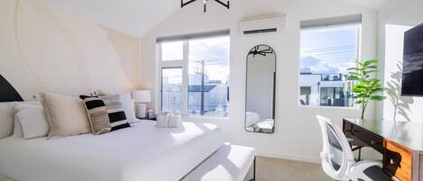3 chambres, bureau, fer et planche à repasser, lit de bébé portatif