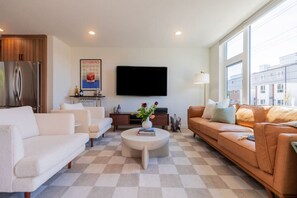 Una televisión, un reproductor estéreo