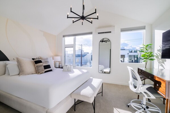 Desk, iron/ironing board, travel crib, free WiFi - Brand New 3BR Retreat | Sauna | Private Rooftop (Seattle)