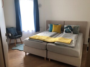 4 bedrooms, soundproofing, free WiFi, bed sheets
