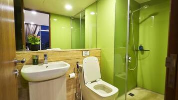 Bruser, hårtørrer, bidet, håndklæder