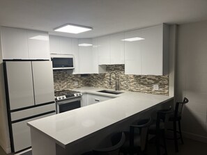 Réfrigérateur, four à micro-ondes, un four, surface de cuisson