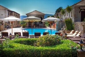 Køleskab/fryser i fuld størrelse, ovn, kogeplade, elkedel