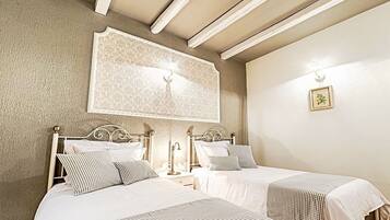 Kamar Twin Standar | 2 kamar tidur, brankas, dan dilengkapi dengan perabotan berbeda-beda