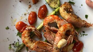 Lemari es besar, oven, kompor, dan ketel listrik