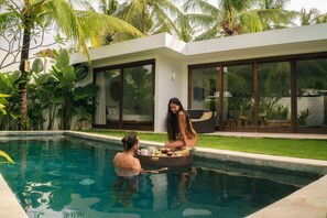 6 piscines extérieures, chaises longues