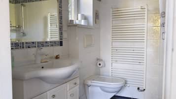 SĂšche-cheveux, serviettes fournies, papier toilette