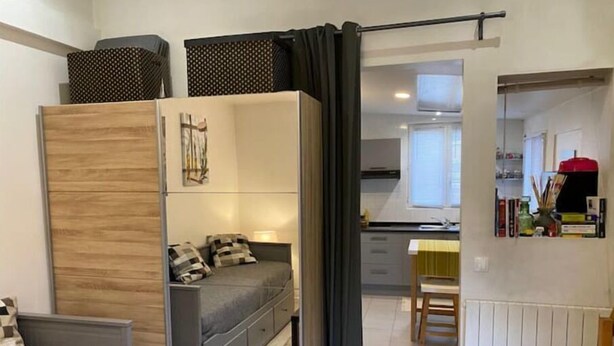 A compact living space with a sofa, a small dining table, and a kitchenette area. - La Campagne Proche de Paris - Chez Lulu (Montreuil)