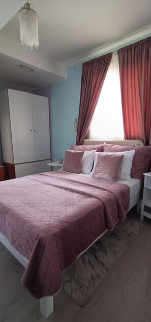 2 bedrooms, iron/ironing board, free WiFi, bed sheets