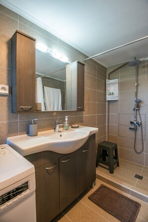 Dusj, hårføner og håndklær