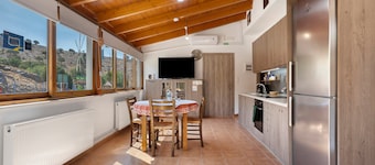 Skapani's House Guesthouse with Mountain View, Shared Terrace & Wi-Fi