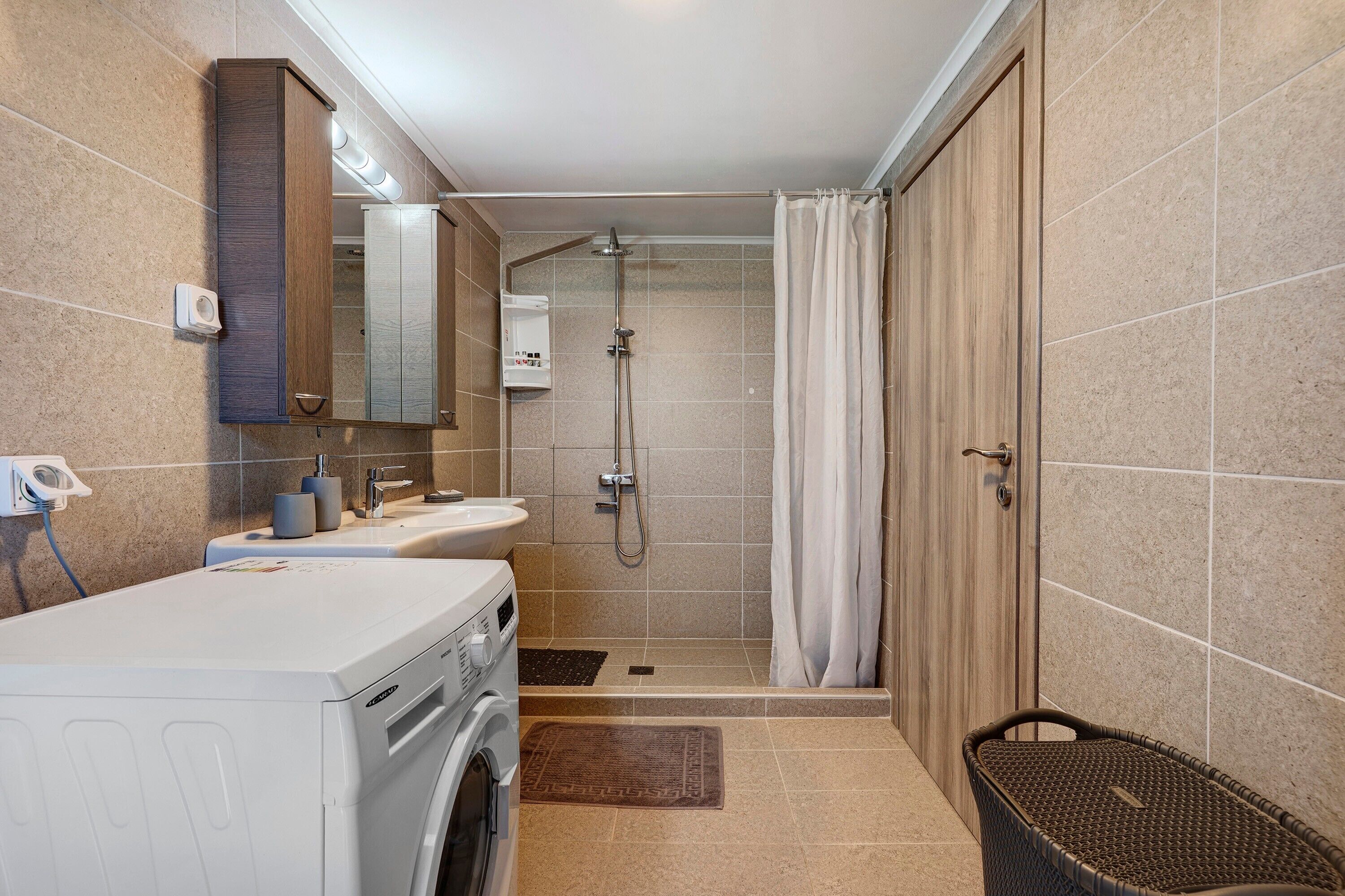 Une salle de bain moderne équipée d’une douche, de toilettes et d’un lavabo.