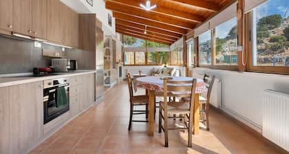 Skapani's House Guesthouse with Mountain View, Shared Terrace & Wi-Fi