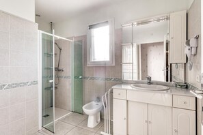 Shower, hair dryer, towels