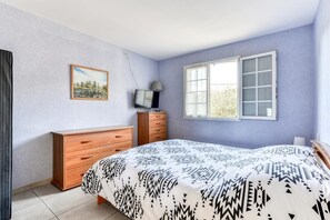 1 habitación, tabla de planchar con plancha, wifi gratis y ropa de cama 