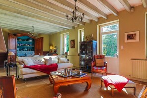 TV - Domaine Les Maisons Des Houssats with Shared Pool (TRENSACQ)
