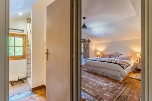 A bedroom with a bed, bedside lamps, a window, and a door. - Domaine Les Maisons Des Houssats with Shared Pool (TRENSACQ)