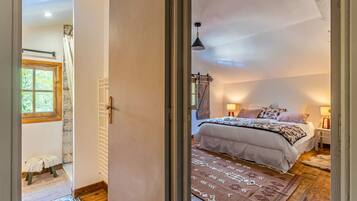 6 bedrooms, iron/ironing board, free WiFi, bed sheets