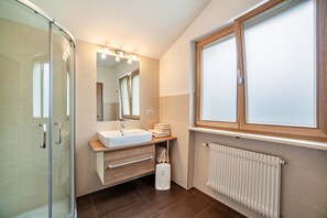 Shower, hair dryer, towels - Holiday Apartment "Mignon 7" with Mountain View, Private Terrace & Wi-Fi (Riffian)